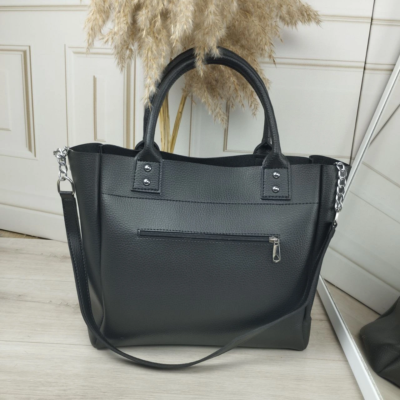 Сумка чорна класична містка для шопінгу зі шкірзаму